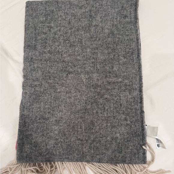 Roots of Canada Large Winter Scarf Wrap - Picture 2 of 4